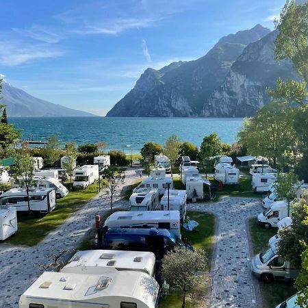Al Lago Camping & Rooms Riva del Garda Buitenkant foto