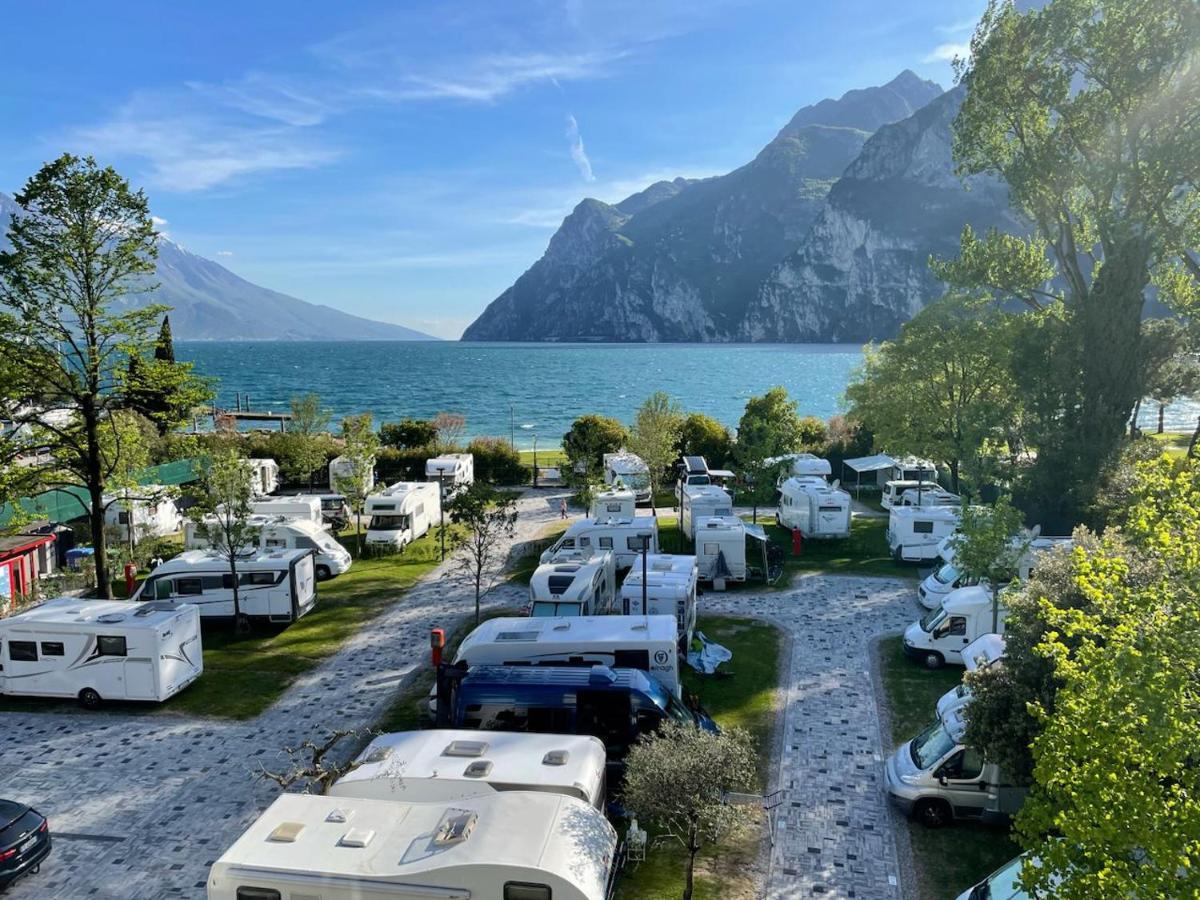 Al Lago Camping & Rooms Riva del Garda Buitenkant foto