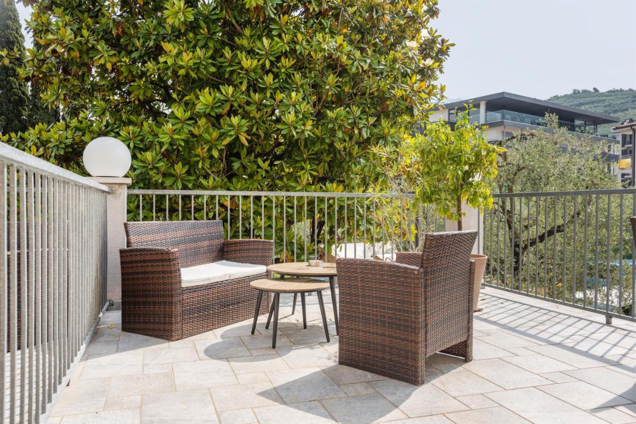 Al Lago Camping & Rooms Riva del Garda Buitenkant foto