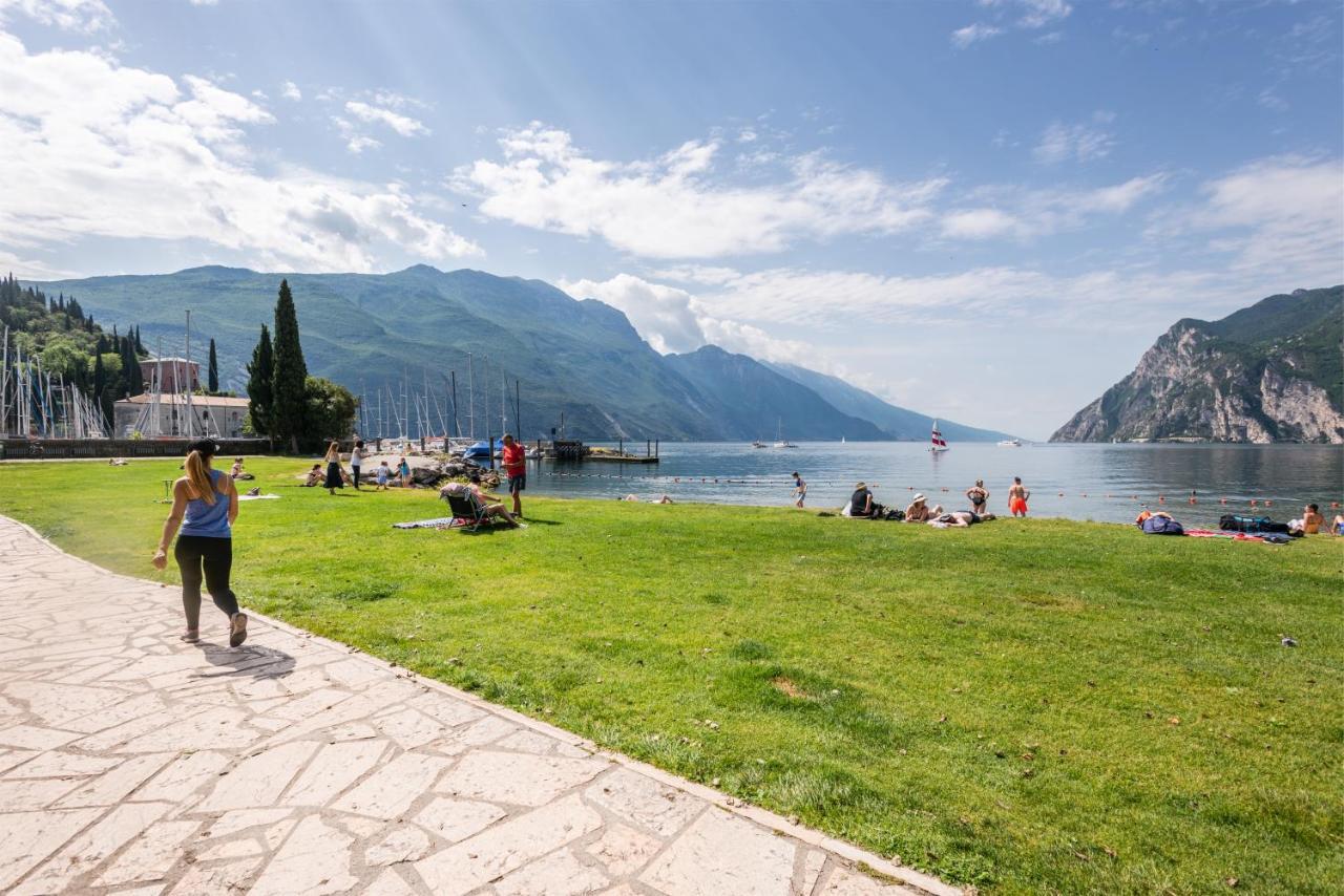 Al Lago Camping & Rooms Riva del Garda Buitenkant foto