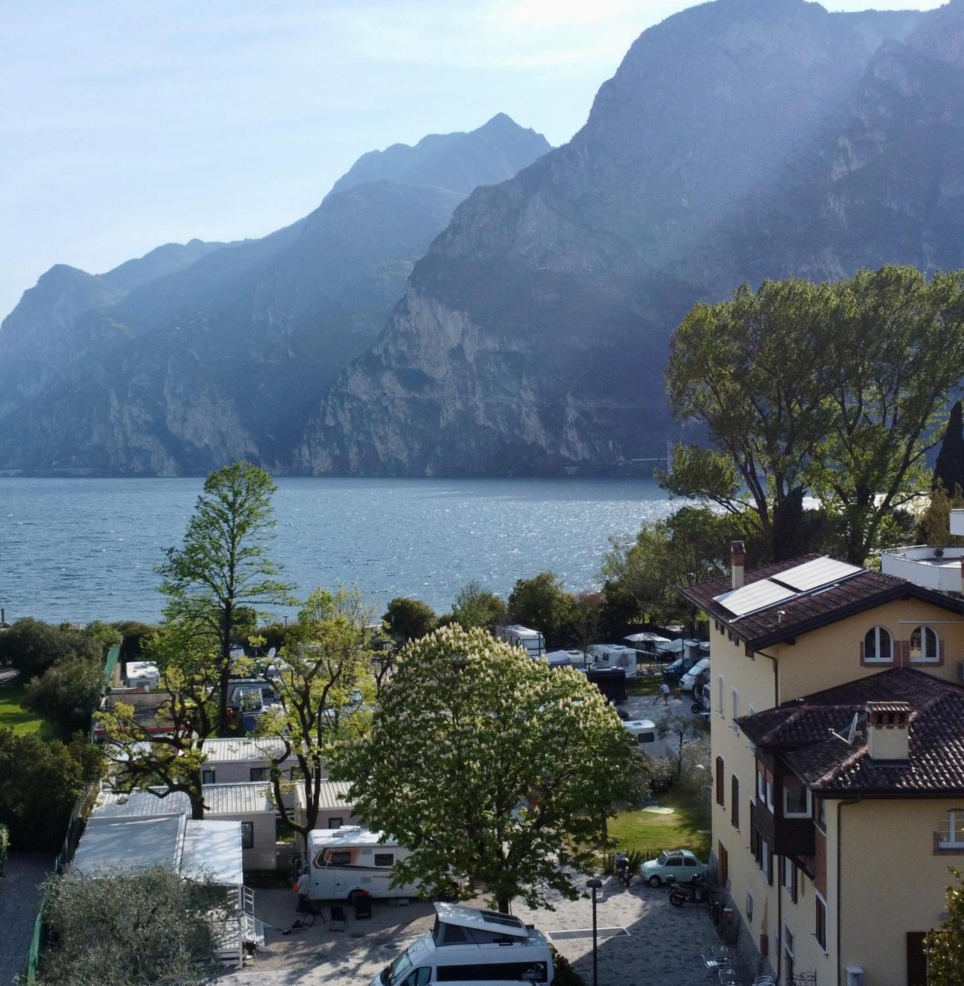 Al Lago Camping & Rooms Riva del Garda Buitenkant foto