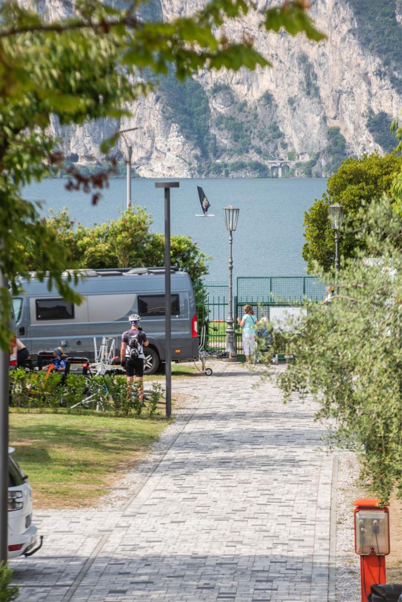 Al Lago Camping & Rooms Riva del Garda Buitenkant foto