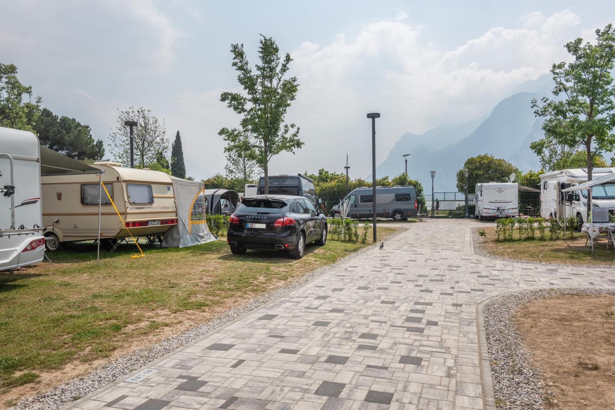 Al Lago Camping & Rooms Riva del Garda Buitenkant foto