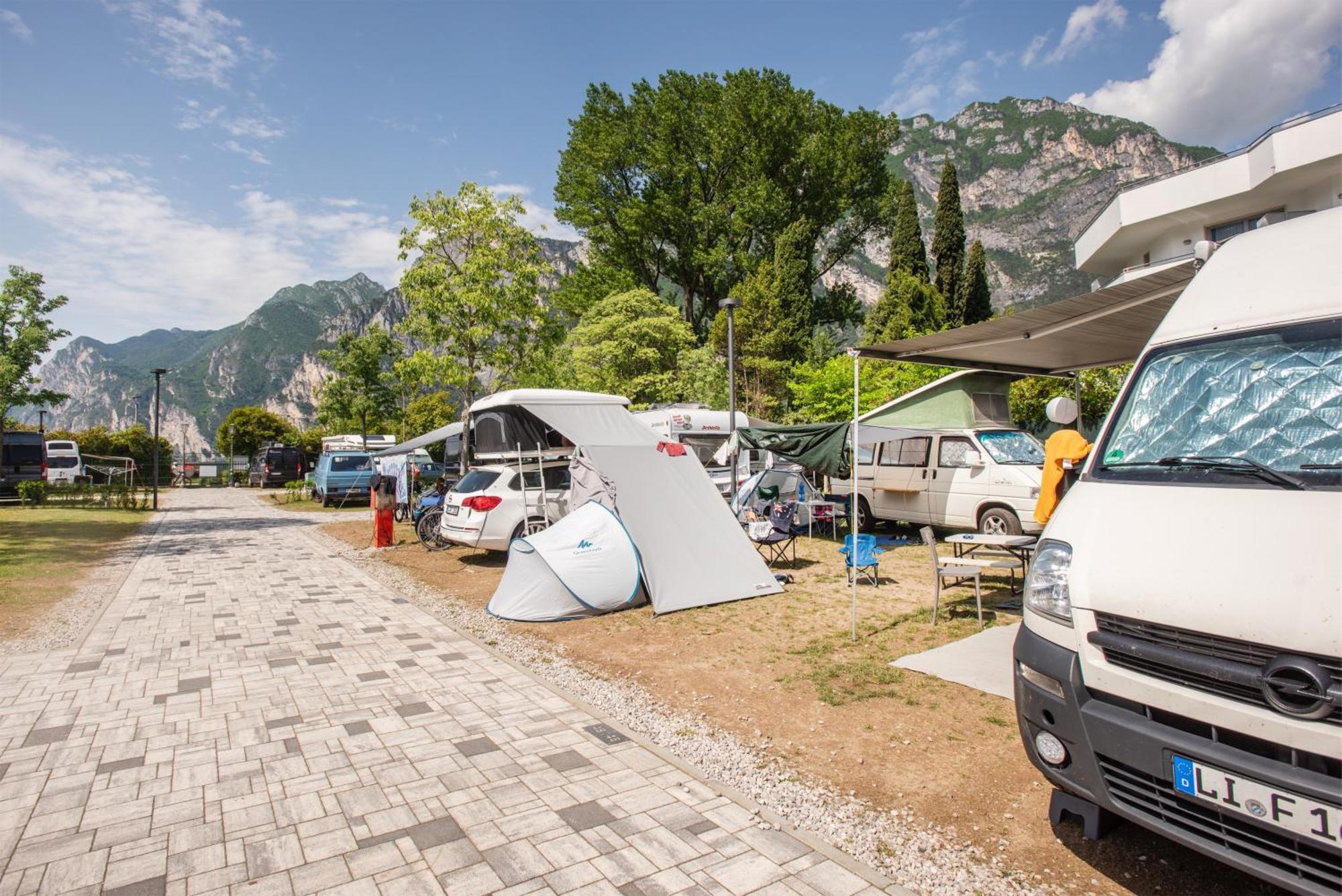 Al Lago Camping & Rooms Riva del Garda Buitenkant foto