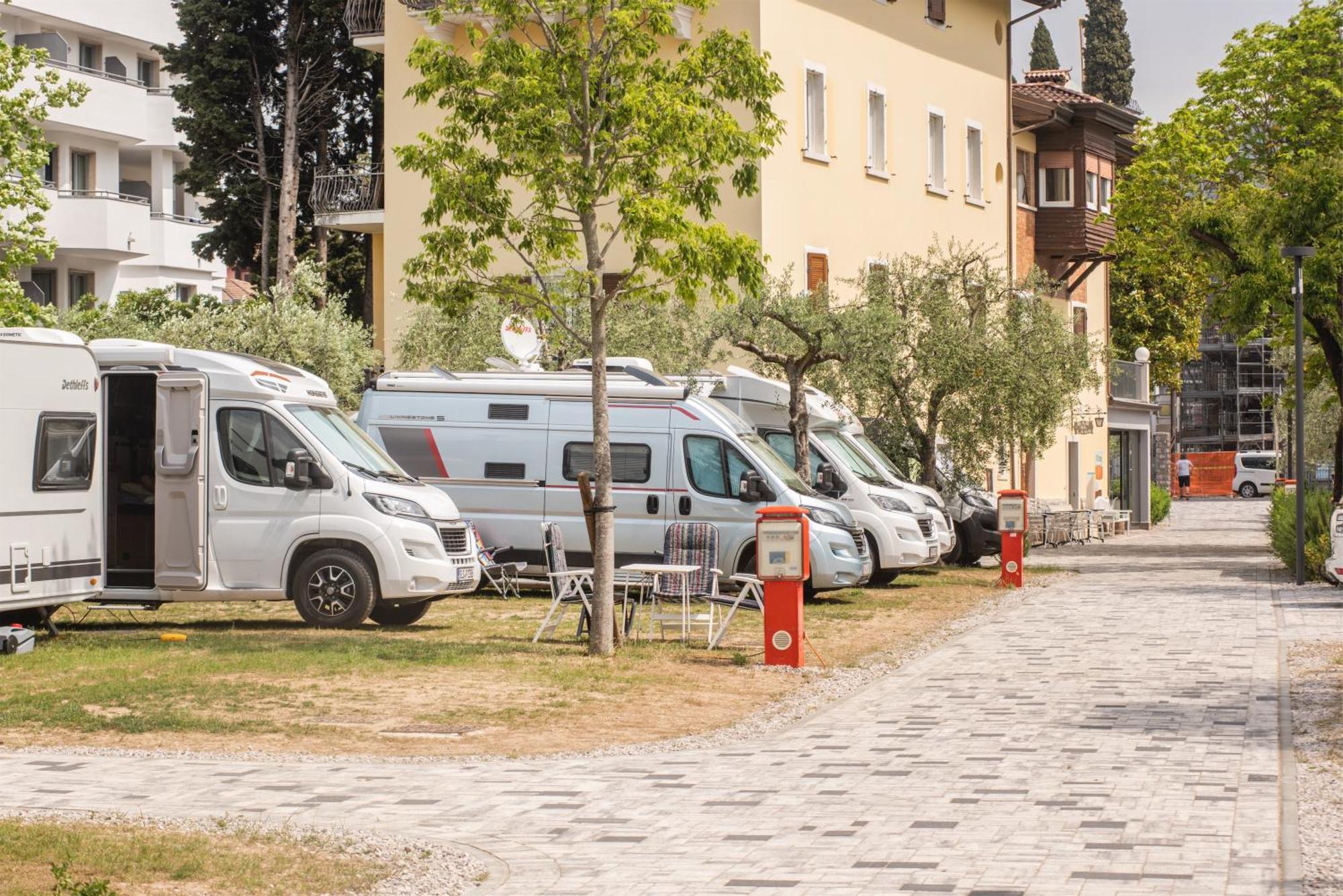 Al Lago Camping & Rooms Riva del Garda Buitenkant foto