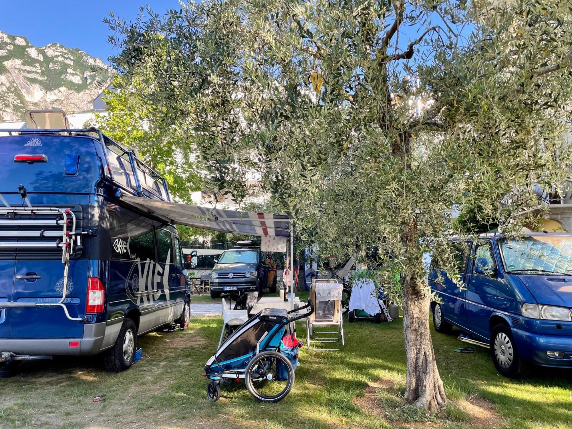 Al Lago Camping & Rooms Riva del Garda Buitenkant foto
