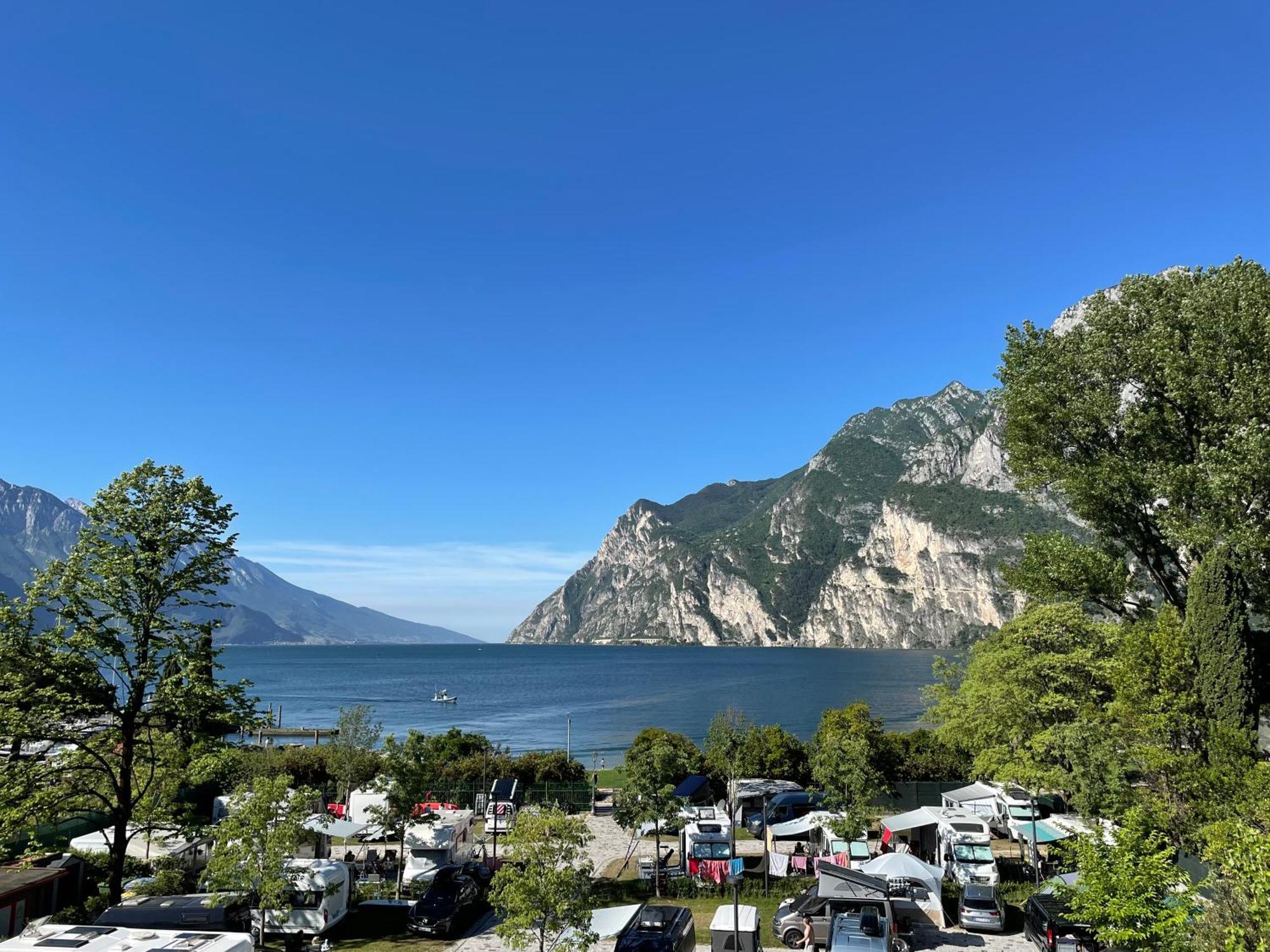 Al Lago Camping & Rooms Riva del Garda Buitenkant foto