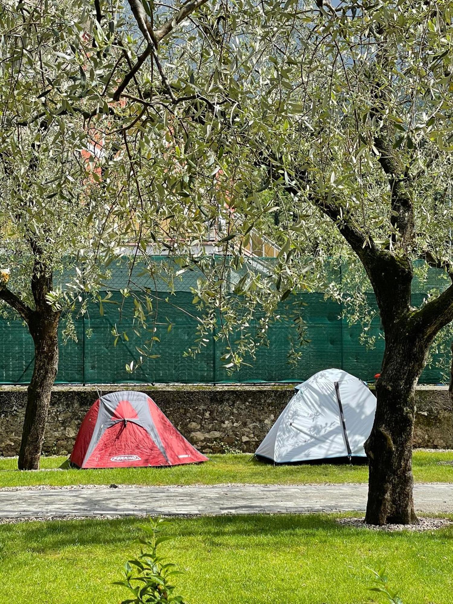 Al Lago Camping & Rooms Riva del Garda Buitenkant foto